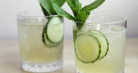 https://image.sistacafe.com/w200/images/uploads/content_image/image/353586/1494487568-Cucumber-Mint-Gin-Cocktail.jpg
