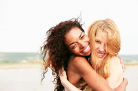 https://image.sistacafe.com/w200/images/uploads/content_image/image/35407/1442461491-two-female-friends-hugging-and-smiling.jpg