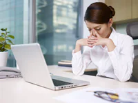 https://image.sistacafe.com/w200/images/uploads/content_image/image/354854/1494730402-woman-fatigued-at-office-with-laptop.jpg