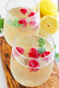 https://image.sistacafe.com/w200/images/uploads/content_image/image/356672/1494947070-limoncello-raspberry-prosecco-cooler.jpg