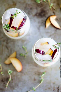 https://image.sistacafe.com/w200/images/uploads/content_image/image/356673/1494947130-plum-and-thyme-prosecco-smash.jpg