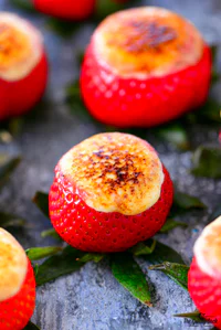 https://image.sistacafe.com/w200/images/uploads/content_image/image/359367/1495374001-Caramel-Brulee-Cheesecake-Stuffed-Strawberries.jpg
