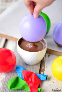 https://image.sistacafe.com/w200/images/uploads/content_image/image/360282/1495457788-Chocolate_Dipped_Balloon_Bowls.jpg
