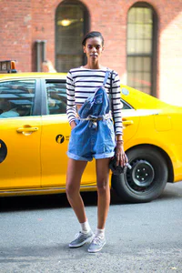https://image.sistacafe.com/w200/images/uploads/content_image/image/36176/1442562536-54bc23ec309f5_-_hbz-overalls-6-street-style-nyfw-ss2015-day1-09.jpg
