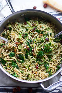 https://image.sistacafe.com/w200/images/uploads/content_image/image/361987/1495611551-Whole-Wheat-and-Zucchini-Spaghetti-with-Brown-Butter-Hazelnuts-and-Kale-2.jpg