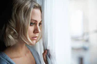 https://image.sistacafe.com/w200/images/uploads/content_image/image/36427/1442196992-sad-woman-looking-out-window1.jpg