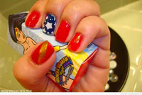 https://image.sistacafe.com/w200/images/uploads/content_image/image/365554/1496120537-wonder-woman-nail-art-u_C3_B1as-pintadas-mujer-maravilla.jpg