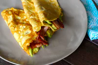 https://image.sistacafe.com/w200/images/uploads/content_image/image/366935/1496288677-paleo-savoury-crepes-with-bacon-and-avocado.jpg
