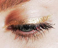 https://image.sistacafe.com/w200/images/uploads/content_image/image/368394/1496595140-Metallic-gold-Vanille-winged-eye-liner-and-sparkly-shadow-696x570.jpg