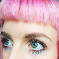 https://image.sistacafe.com/w200/images/uploads/content_image/image/368396/1496595166-Girl-with-pastel-pink-hair-and-glitter-makeup-on-eyes.jpg
