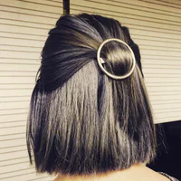 https://image.sistacafe.com/w200/images/uploads/content_image/image/369579/1496730801-12-medium-bob-with-round-hair-clips.jpg
