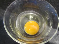 https://image.sistacafe.com/w200/images/uploads/content_image/image/370571/1496833609-Crack-egg-into-bowl.jpg