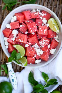 https://image.sistacafe.com/w200/images/uploads/content_image/image/372311/1496986376-gallery-1496762682-dsc8225-fork-knife-swoon-easy-watermelon-feta-salad-with-lime2.jpg