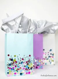 https://image.sistacafe.com/w200/images/uploads/content_image/image/37706/1442490356-Confetti-Dipped-Bags-1.jpg