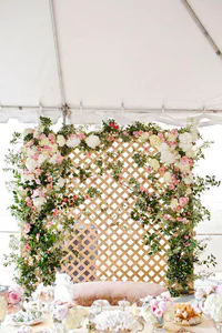 https://image.sistacafe.com/w200/images/uploads/content_image/image/377322/1497503950-Dreamy-floral-lattice-backdrop-by-Bows-Arrows-for-the-wedding.jpg