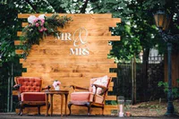 https://image.sistacafe.com/w200/images/uploads/content_image/image/377325/1497503980-Floral-and-wood-pallet-wedding-backdrop-ideas.jpg