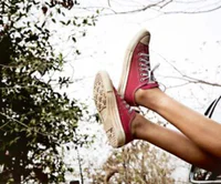 https://image.sistacafe.com/w200/images/uploads/content_image/image/3785/1431573586-converse_legs_shoes_sneakers_best_widescreen_background_awesome_desktop_2560x1600_hd-wallpaper-1316445.jpg