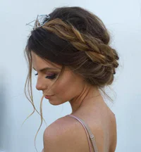 https://image.sistacafe.com/w200/images/uploads/content_image/image/378624/1497677013-9-messy-milkmaid-braid-with-a-bouffant.jpg