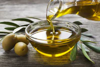 https://image.sistacafe.com/w200/images/uploads/content_image/image/379068/1497795908-pouring-olive-oil-bowl.jpg.638x0_q80_crop-smart.jpg