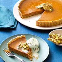 https://image.sistacafe.com/w200/images/uploads/content_image/image/381580/1498024032-54fe1e3b08451-pumpkin-tart-pistachio-crust-brittle-recipe-rbk1112-xl.jpg