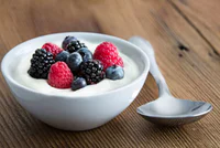 https://image.sistacafe.com/w200/images/uploads/content_image/image/383274/1498194574-Bowl-Yogurt-Mixed-Berries-Wooden-Table.jpg.638x0_q80_crop-smart.jpg