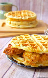 https://image.sistacafe.com/w200/images/uploads/content_image/image/384286/1498389203-chicken-and-waffle-sandwich-HollysCheatDay.com_-640x1024.jpg