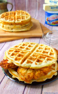 https://image.sistacafe.com/w200/images/uploads/content_image/image/384310/1498389254-chicken-and-waffle-sandwich-snw-HollysCheatDay.com_-640x1024.jpg