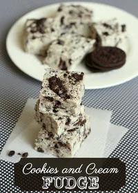 https://image.sistacafe.com/w200/images/uploads/content_image/image/3896/1431592729-Cookies-and-Cream-Fudge-recipe-on-lilluna.com-fudge.jpg