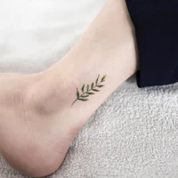 https://image.sistacafe.com/w200/images/uploads/content_image/image/390919/1499148607-Minimalist-leaf-tattoo-on-the-ankle.jpg