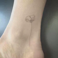 https://image.sistacafe.com/w200/images/uploads/content_image/image/390934/1499148863-Fine-line-style-poppy-on-the-ankle.jpg