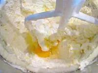 https://image.sistacafe.com/w200/images/uploads/content_image/image/39359/1443065105-cream-butter-sugar-add-eggs.jpg