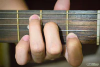 https://image.sistacafe.com/w200/images/uploads/content_image/image/39933/1443113420-670px-Finger-all-chords-on-guitar-Step-3.jpg