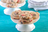 https://image.sistacafe.com/w200/images/uploads/content_image/image/39994/1443152099-Strawberry-Chocolate-Chunk-Cookies-12-700x467.jpg