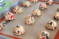 https://image.sistacafe.com/w200/images/uploads/content_image/image/40001/1443152256-Strawberry-Chocolate-Chunk-Cookies-9-700x467.jpg