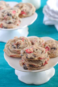 https://image.sistacafe.com/w200/images/uploads/content_image/image/40002/1443152273-Strawberry-Chocolate-Chunk-Cookies-11.jpg