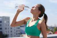 https://image.sistacafe.com/w200/images/uploads/content_image/image/402513/1500524981-Runner-drinking-water-on-rooftop.jpg