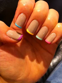 https://image.sistacafe.com/w200/images/uploads/content_image/image/41021/1443522357-Neon-French-manicure.jpg