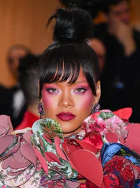 https://image.sistacafe.com/w200/images/uploads/content_image/image/416078/1502178295-Rihanna2.jpg
