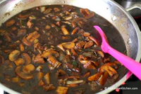 https://image.sistacafe.com/w200/images/uploads/content_image/image/42680/1444024122-Chicken-stock-water-added-onto-black-bean-sauce.jpg