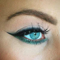 https://image.sistacafe.com/w200/images/uploads/content_image/image/44331/1444370531-Colored-Eyeliner-Ideas.jpg
