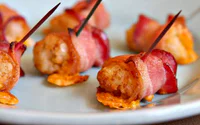 https://image.sistacafe.com/w200/images/uploads/content_image/image/44445/1444375641-Bacon-Wrapped-tater-Tots-1240.jpg
