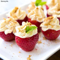 https://image.sistacafe.com/w200/images/uploads/content_image/image/45893/1444730834-Strawberry-Banana-Cheesecake-Bites.jpg