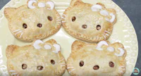 https://image.sistacafe.com/w200/images/uploads/content_image/image/46687/1444880253-sistacafe_hellokitty_apple_pie_1.png