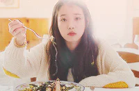 https://image.sistacafe.com/w200/images/uploads/content_image/image/47033/1444930335-IU_Lee_Jieun_Cute_Korean_Singer_Eating_GIF__3_.gif