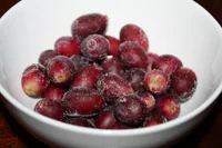 https://image.sistacafe.com/w200/images/uploads/content_image/image/47585/1445007430-frozen-grapes-snack-09-20-10-reduced.jpg