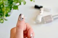 https://image.sistacafe.com/w200/images/uploads/content_image/image/48165/1445251046-how_to_get_straight_lines_nail_art_tutorial.jpg