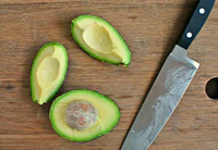 https://image.sistacafe.com/w200/images/uploads/content_image/image/48200/1445255679-2013-07-26-how-to-cut-avocado-quarters-580w.png