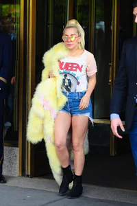 https://image.sistacafe.com/w200/images/uploads/content_image/image/492934/1511268325-Lady-Gaga-in-Denim-Shorts--02-662x994.jpg