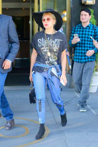 https://image.sistacafe.com/w200/images/uploads/content_image/image/492938/1511268570-Lady-Gaga-out-in-NYC--04-662x993.jpg