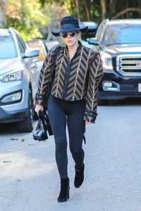 https://image.sistacafe.com/w200/images/uploads/content_image/image/492953/1511269793-Lady-Gaga-out-in-Santa-Monica--07-662x993.jpg